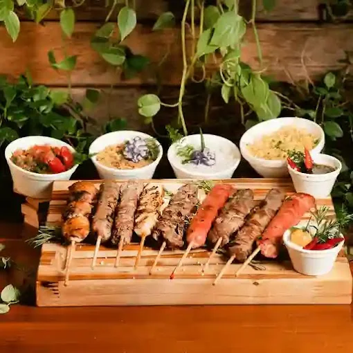 Tábua de espetos variados