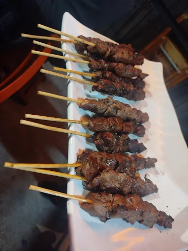 Prato com espetos de carne